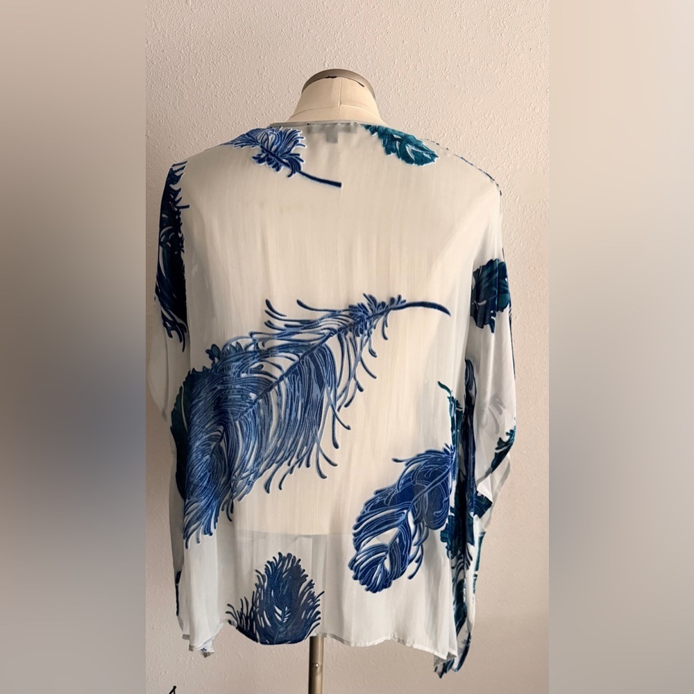 Karen Kane Silk Blend Grey and Navy Feather Pattern Blouse Medium - Picture 3 of 8
